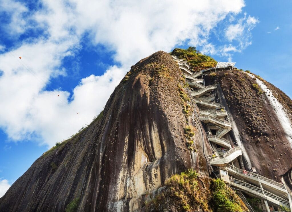 Descubre Medellín: Una Guía de Viaje para Ecuatorianos guatapé